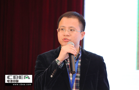 圖為湖南杉杉能源科技股份有限公司研究院副院長譚欣欣發(fā)表主題演講.jpg