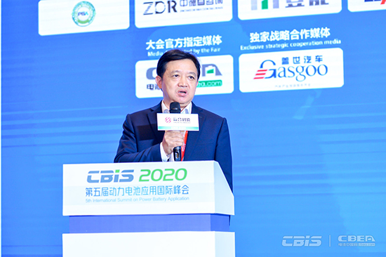 國家科技成果轉化基金新能源汽車創(chuàng)業(yè)投資子基金合伙人兼總裁方建華主持“發(fā)掘動力電池產(chǎn)業(yè)鏈價值與機會”主題論壇