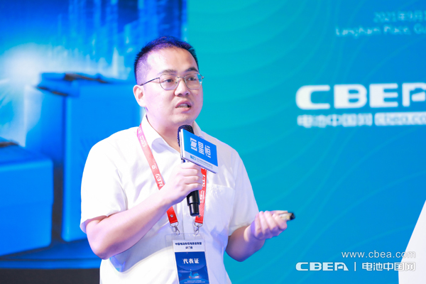 成都硅寶科技股份有限公司電子行業(yè)總經(jīng)理葉興江作主題演講