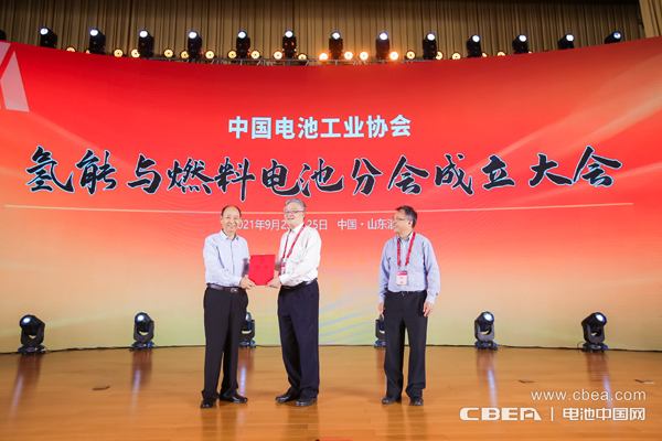 中國(guó)電池工業(yè)協(xié)會(huì)劉寶生理事長(zhǎng)為分會(huì)專(zhuān)家代表頒發(fā)聘書(shū)