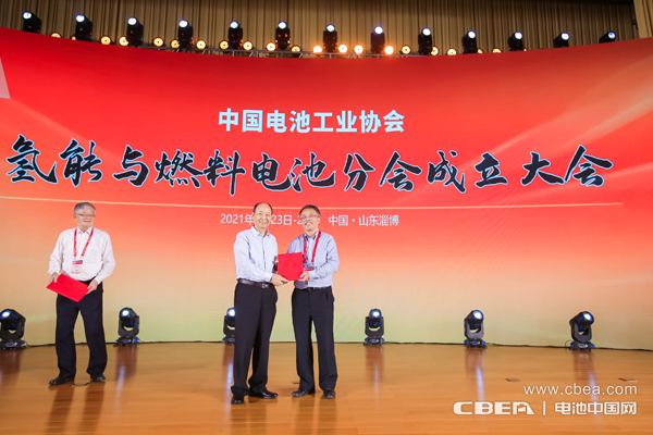 中國(guó)電池工業(yè)協(xié)會(huì)劉寶生理事長(zhǎng)為分會(huì)專(zhuān)家代表頒發(fā)聘書(shū)