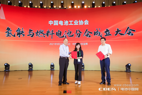 中國(guó)電池工業(yè)協(xié)會(huì)劉寶生理事長(zhǎng)為分會(huì)專(zhuān)家代表頒發(fā)聘書(shū)