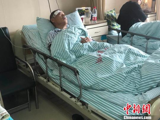 圖為 傷者在接受治療。 張斌 攝 點擊進入下一頁